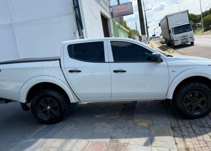 Mitsubishi L200 Tri. Outd. GLX 2.4 CD 4x4 Die. Mec. 2023 Diesel